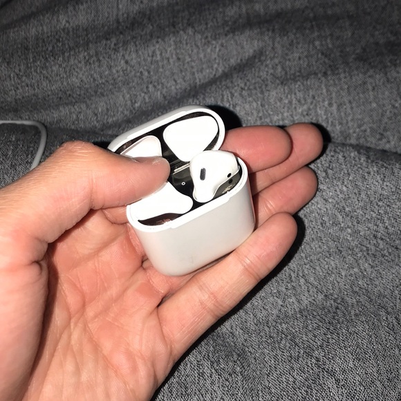 airpods case missing left airpod. - Picture 2 of 3